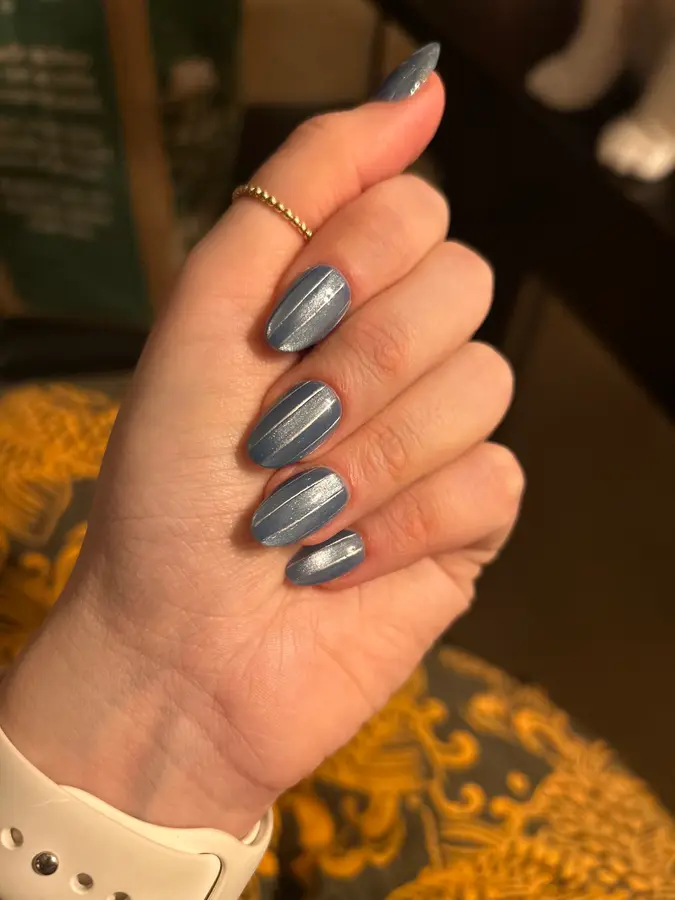 Rauchblaue Nägel mit feinen silbernen Linien