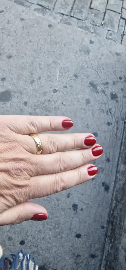 Kurze Nägel in klassischem Rot